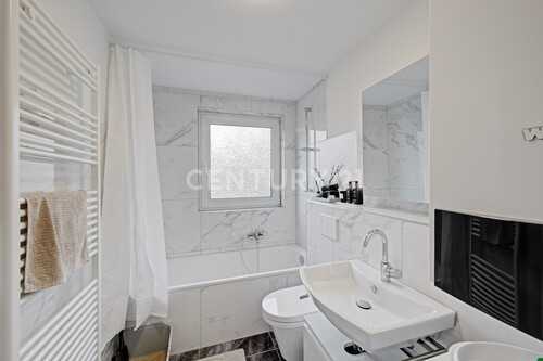 Badezimmer mit Fenster und Badewanne - Etagenwohnung mit 63,00 m² in Herne zum Kaufen