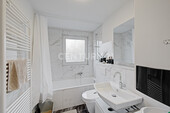 Badezimmer mit Fenster und Badewanne - Etagenwohnung mit 63,00 m² in Herne zum Kaufen