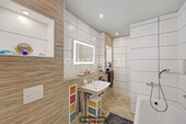 EG Badezimmer mit Wanne und Dusche - 