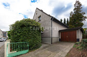 Hausansicht mit Garage und Stellplatz - 
