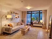 Wohnzimmer mit Zugang zum Balkon - Gemütliches Zuhause mit zwei Balkonen und heller Wohnatmosphäre