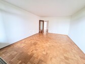 Wohnzimmer mit Zugang zum Balkon - 3 Zimmer Etagenwohnung zur Miete in Mülheim