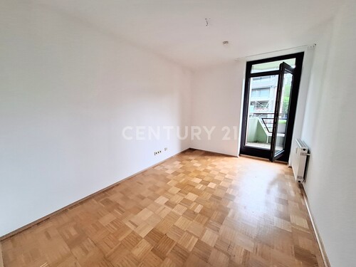 Kinderzimmer/Arbeitszimmer mit Zugang zum Balkon - 