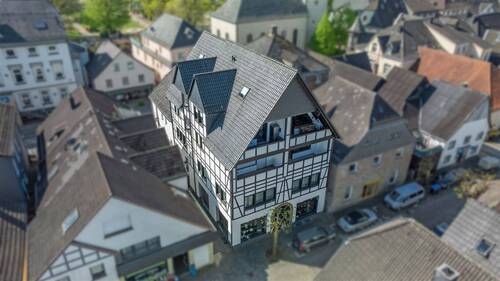 Luftbild - 7 Zimmer Mehrfamilienhaus, Wohnhaus zum Kaufen in Neuenrade