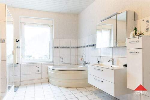 Badezimmer 1 - Mehrfamilienhaus, Wohnhaus mit 415,00 m&sup2; in Kierspe zum Kaufen