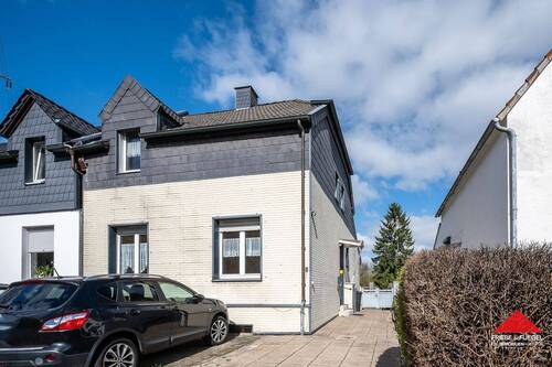 Außenansicht - Einfamilienhaus mit Anbau und zwei Kfz-Stellplätzen in ruhiger Sackgassenlage