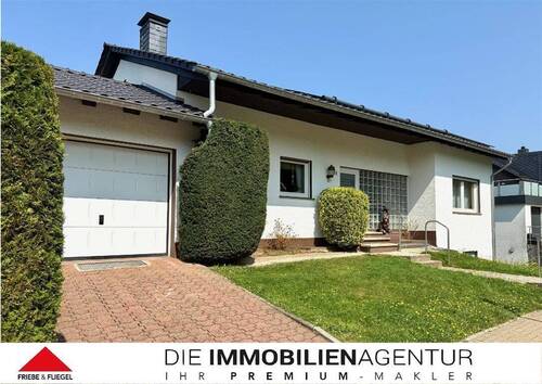 Außenansicht - Schönes Einfamilienhaus mit Einliegerwohnung, Garage und Carport