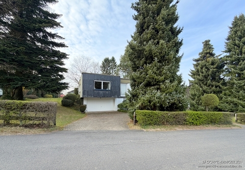 Ansicht Straße - JÄSCHKE - Großzügiges Einfamilienhaus mit Potenzial auf traumhaftem Grundstück in Roetgen-Rott