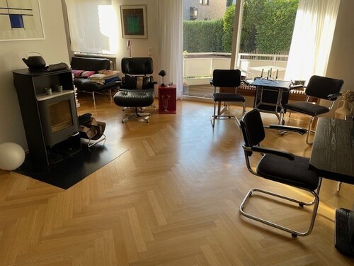 Wohnzimmer - Lage trifft Lifestyle: Promenade und Aa · zwei Balkone · Garten · höchster Wohnkomfort!