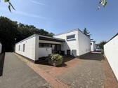 Ansicht - Wohnen im Grünen: Split-Level-Bungalow auf Erbbaugrundstück mit Erwerbsperspektive!