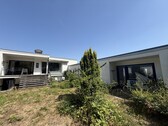 Blick aus dem Garten auf die Terrasse - 