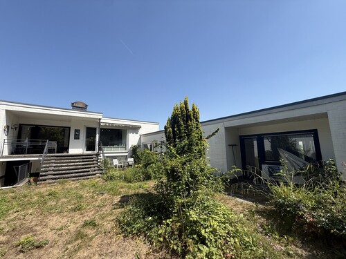 Blick aus dem Garten auf die Terrasse - 