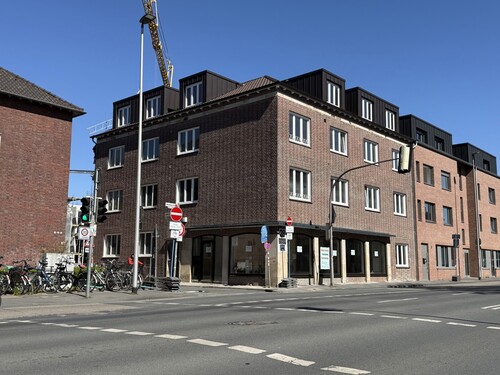 Straßenansicht - Gerade modernisiert & vielseitig nutzbar – Ihr neuer Standort an der Moltkestraße!