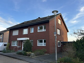 Hausansicht - Zweifamilienhaus mit freier Erdgeschosswohnung!