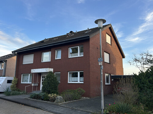 Hausansicht - Zweifamilienhaus mit freier Erdgeschosswohnung!