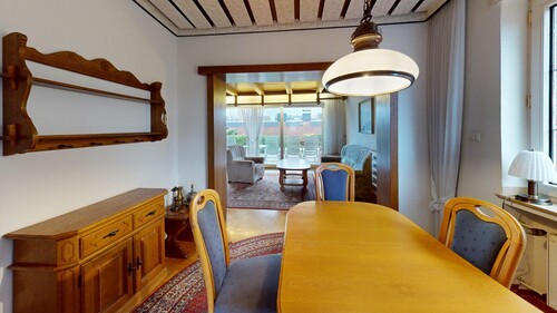 Esszimmer mit Durchgang zur Küche - 