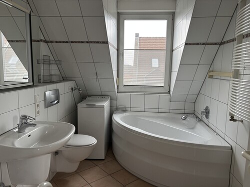 Tageslichtbad mit Eckwanne - 