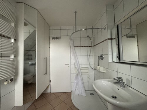 Bad mit Einbauschrank und Dusche - 