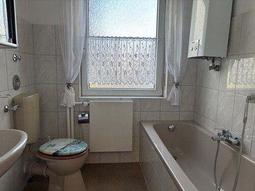 Erdgeschoss - Wannenbad - 