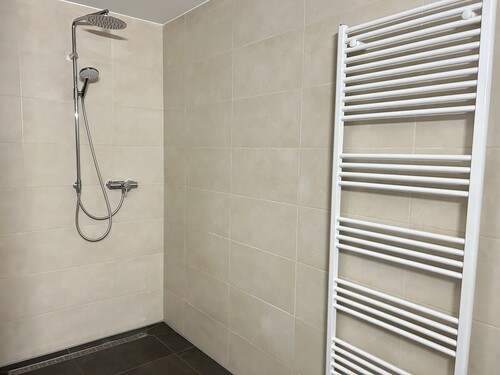 Badezimmer mit Dusche - 