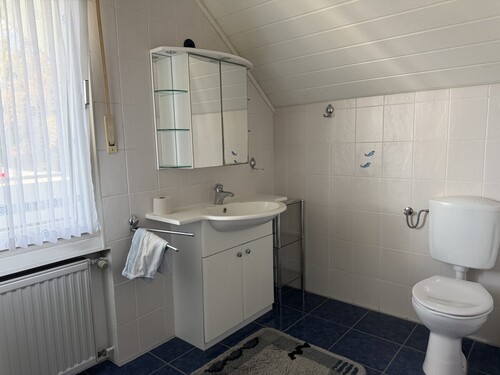 Bad mit Dusche - 