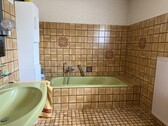 Bad mit Badewanne - 