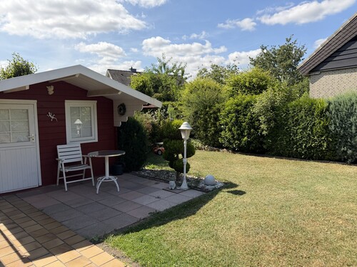 Blick zum Gartenhaus - 