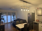 Blick in den Wohn- und Essbereich - Stadtnah und stilvoll: Moderne 2-Zimmerwohnung in Münster!