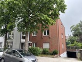 Straßenansicht mit Einfahrt zur Tiefgarage - 3 Zimmer Erdgeschoßwohnung in Münster