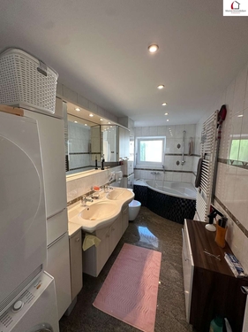 Badezimmer mit Wanne und Doppelwaschbecken - 