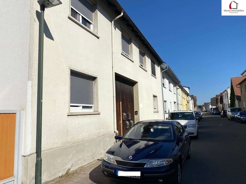 Hausansicht (2) - °°° MEHRFAMILIENHAUS MIT 4 WOHNUNGEN, 3 GARAGEN, GARTEN UND AUSBAUPOTENZIAL °°°