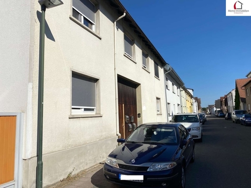 Hausansicht (2) - °°° MEHRFAMILIENHAUS MIT 4 WOHNUNGEN, 3 GARAGEN, GARTEN UND AUSBAUPOTENZIAL °°°