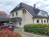 2-Fam.Haus mit Zufahrt und Doppelgarage - Junges Zweifamilienhaus mit Doppelgarage und separater großer Bürofläche - Preis auf Nachfrage.