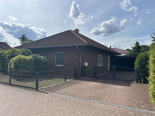 Bungalow - Charmanter Winkelbungalow mit Carport - Platz für Ihre Träume!