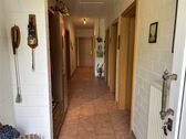 Flur mit Sichtmauerwerk - 