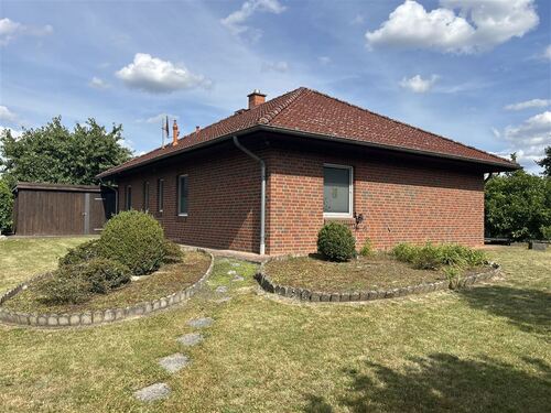 Blick aus dem Garten auf den Bungalow - 4 Zimmer Einfamilienhaus zum Kaufen in Steyerberg