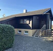 Charmantes Blockbohlenhaus mit Sonnenterrasse mit tollem Weitblick u. einer beheizbaren Vollkeller. - Steyerberg