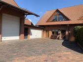 Hoffläche mit Klinkersteinen - 13 Zimmer Einfamilienhaus zum Kaufen in Stolzenau