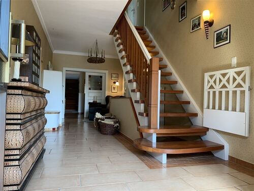 großzügige Diele mit schicker Treppe u. viel Gesch - 