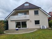 Hausansicht mit Terrasse - Junges Zweifamilienhaus mit Doppelgarage und separater großer Bürofläche - Preis auf Nachfrage.