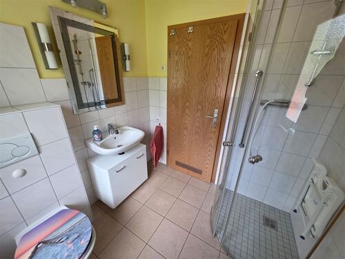 Bad im ebenerdiger Dusche im EG - 
