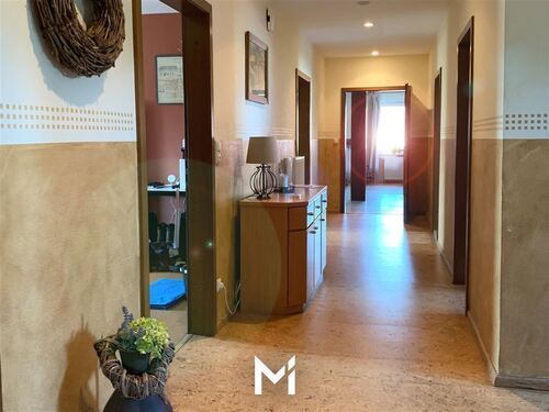 Flur mit Korkboden im Dachgeschoss - 