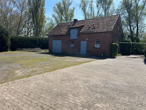 Nebengebäude mit Garage - 