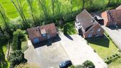 Vogelperspektive - Interessantes Wohnhaus mit 2 Wohnungen, Nebengebäude und Grünland