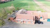 DJI_0087 - Vielseitige Hofanlage mit Wohnhaus, Stallungen, Scheune und Entwicklungspotenzial