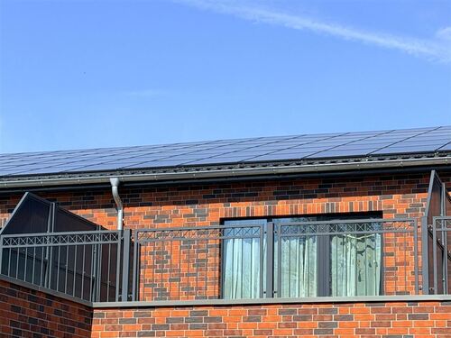 Großzügiger Balkon mit Trennwänden - 