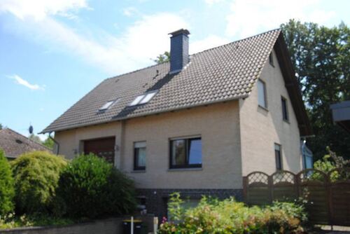Hausansicht - Gepflegtes Wohnhaus mit traumhaftem Weitblick sucht neue Besitzer.