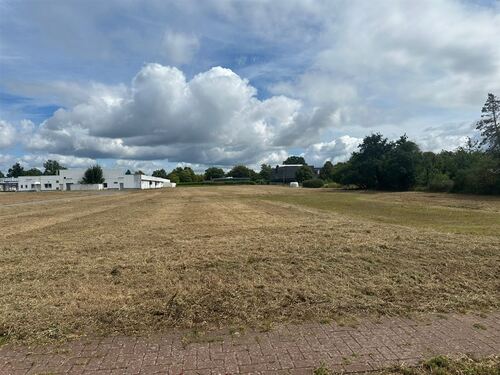 Rückseite der Immobilie mit weiterer Gewerbefläche - 