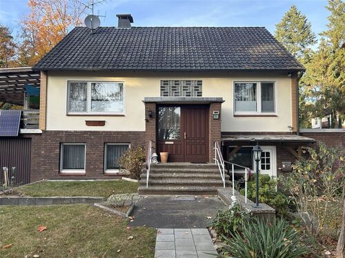 Wohnhaus mit Blick auf den Eingang - 7 Zimmer Einfamilienhaus in Steyerberg