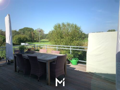 Balkon mit zwei fest installierten Sonnenschirmen - 